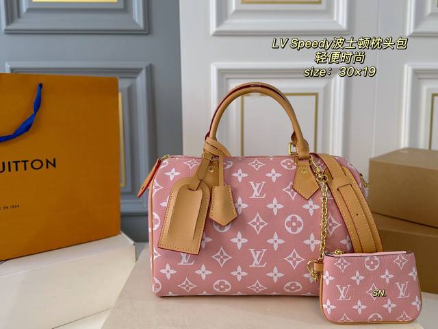 折叠盒飞机盒 Size:30×19 Lv 路易威登Speedy波士顿枕头包 多巴胺颜色,轻便又时尚~ 肩带调节,可手提,可拆卸! 浓浓复古风,时尚百搭,超级实用 折叠盒飞机盒 Size:30×19 Lv 路易威登Speedy波士顿枕头包 多巴胺颜色,轻便又时尚~ 肩带调节,可手提,可拆卸! 浓浓复古风,时尚百搭,超级实用