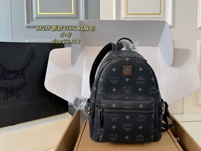 小号 飞机盒 Size：22×26 Mcm Stark侧饰铆钉双肩包 手工镶嵌茶色铆钉，高级时尚！ 调节肩带，透气舒适、 实用且减龄，外出旅游必备！