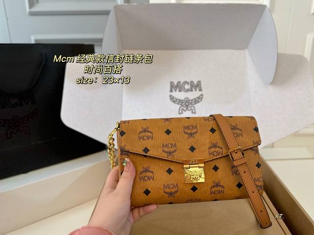 大号 飞机盒 Size:23×13 Mcm经典款信封包链条包 折叠翻盖设计，配月桂叶锁扣 拆卸链条斜挎包、手包 搭配多种风格都很得心应手哦 适合任何季节，美美哒