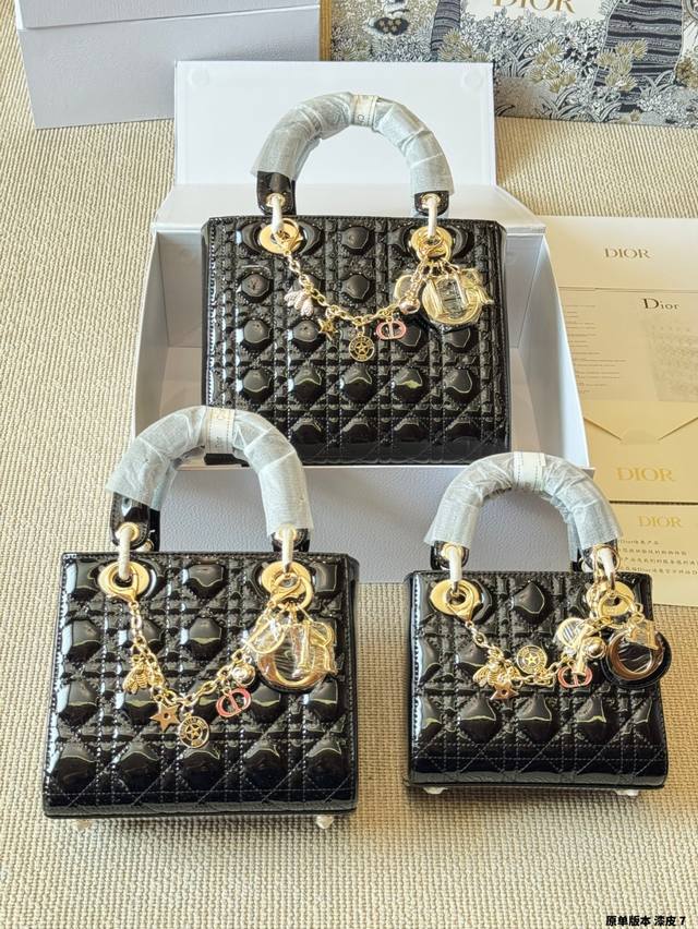 原单版本 漆皮 ｜全套包装Dior 迪奥戴妃包｜ Dior Lady羊皮绝美手袋 真的是太美了 好Lady风 五金好漂亮 好适 肩带可调节！爱了爱了！ 尺寸：2