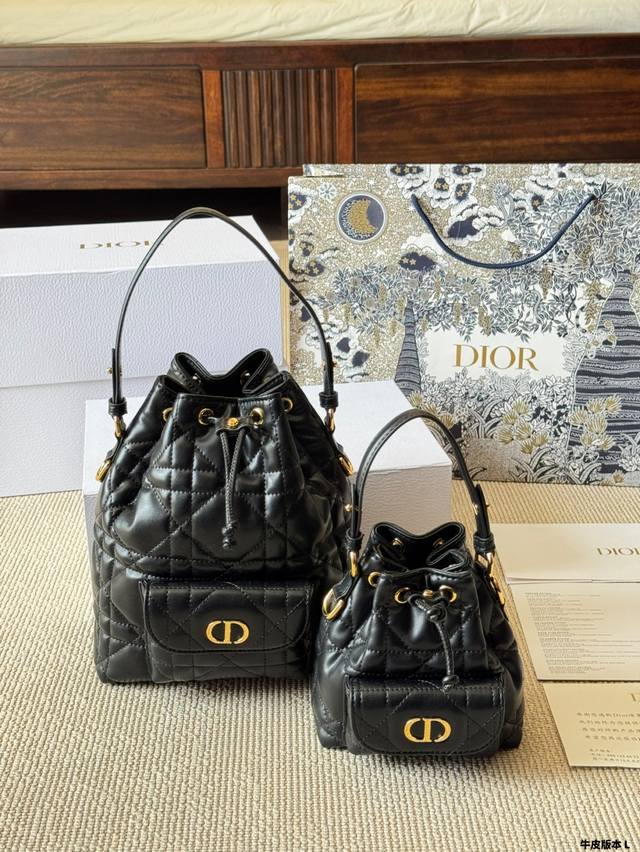 牛皮版本 Dior 迪奥 Caro Bucket 采用羊皮革等材质精心制作，饰以超大藤格纹缉面线，带有宽敞的抽绳隔层。正面翻盖口袋饰以金色饰面金属Cd标志，可收
