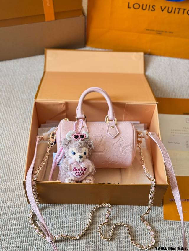 牛皮版本 配挂件 丝巾 Lv Speedy 16Cm枕头包 无论版型 内里和专柜毫无差别 真正原版复刻 内里可拆卸 火遍全球的爆款机场大包 机车女神包 明星同款 牛皮版本 配挂件 丝巾 Lv Speedy 16Cm枕头包 无论版型 内里和专柜毫无差别 真正原版复刻 内里可拆卸 火遍全球的爆款机场大包 机车女神包 明星同款