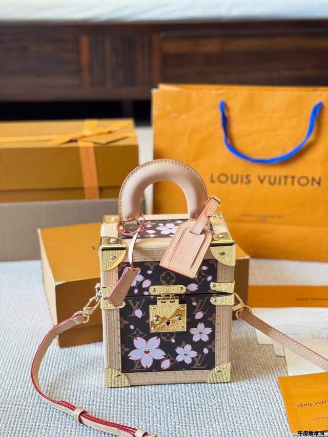 牛皮版本 Lv The Camera Box 硬箱相机盒 樱花盒子包箱子 The Camera Box 硬箱相机盒 小巧而容量大，无论在白天还是夜晚都适用于各种