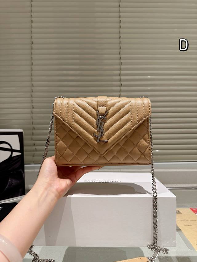 配礼盒 Ysl 信封包实拍图 今天给大家更新的是Envelope包身信封设计，搭配金色Or银色链条简约时尚。方正的包型，透露出成熟气质，适合通勤和喜欢容量稍微大