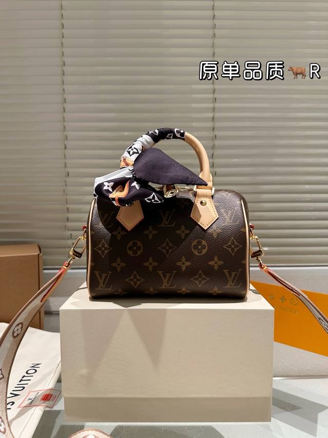 钢扣原单 配丝巾 Lv Speedy20手袋最新款刺绣肩带枕头包老花手提单肩斜挎包尺寸：20*13*12Cm 天然变色牛皮 原版五金 重工双面刺绣肩带 全套包装