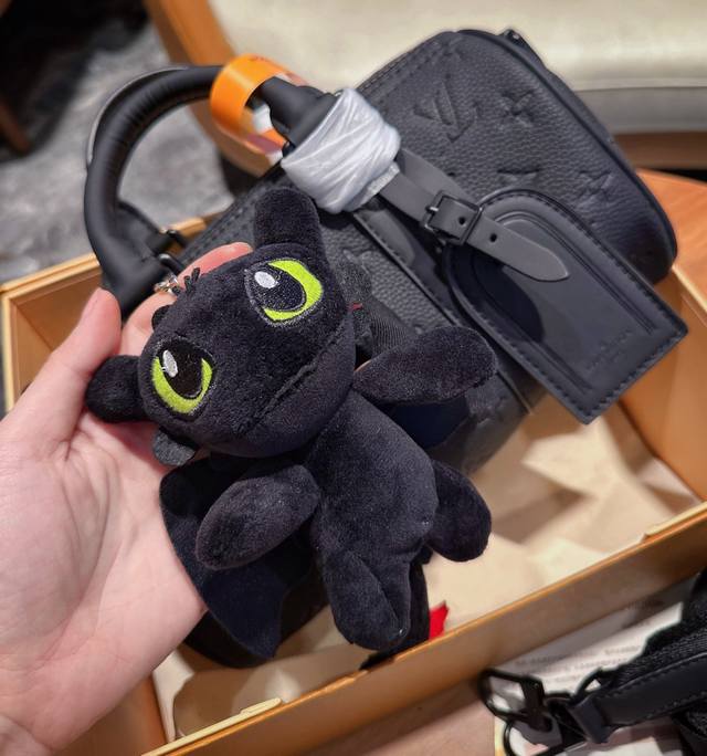 折叠礼盒官网飞机盒 Lv Keepall Xs 秀款 枕头包 很燃 这款Retiro 手袋以标志性 经典永恒。优雅低调的外形设计和宽敞的包身更加入了实用性 尺寸