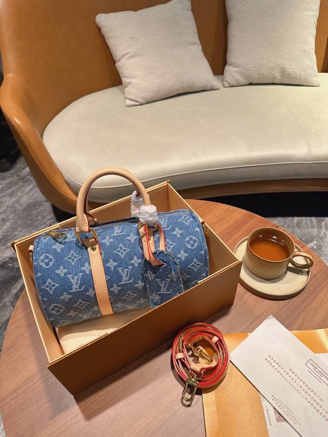 折叠礼盒官网飞机盒 Lv浅色牛仔 Speedy 25尺寸完美，上身真香 拿到实物开箱后。我想说见到的实物比照片里好看，并且肩带可以拆卸， 对一个158的女生来说