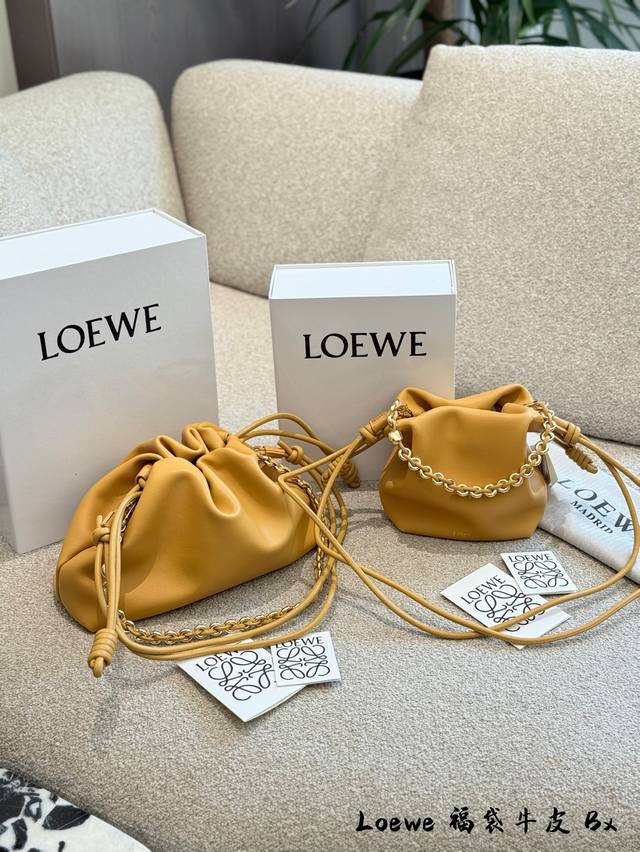 Loewe云朵包福袋包 Flamenco Purse柔软纳帕牛皮 Flamenco Purse采用褶皱设计 侧面搭配标志性绳结,中号版本采用 柔软纳帕羊皮革制成 Loewe云朵包福袋包 Flamenco Purse柔软纳帕牛皮 Flamenco Purse采用褶皱设计 侧面搭配标志性绳结,中号版本采用 柔软纳帕羊皮革制成
