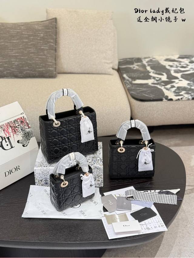 Dior戴妃包 你的包柜里有迪奥最经典的包型:戴妃款吗王Ladydior~必入款，非常多的颜色可以选，最最经典的就是黑、白、灰三色，还有很多珍惜皮、限定色可别挑