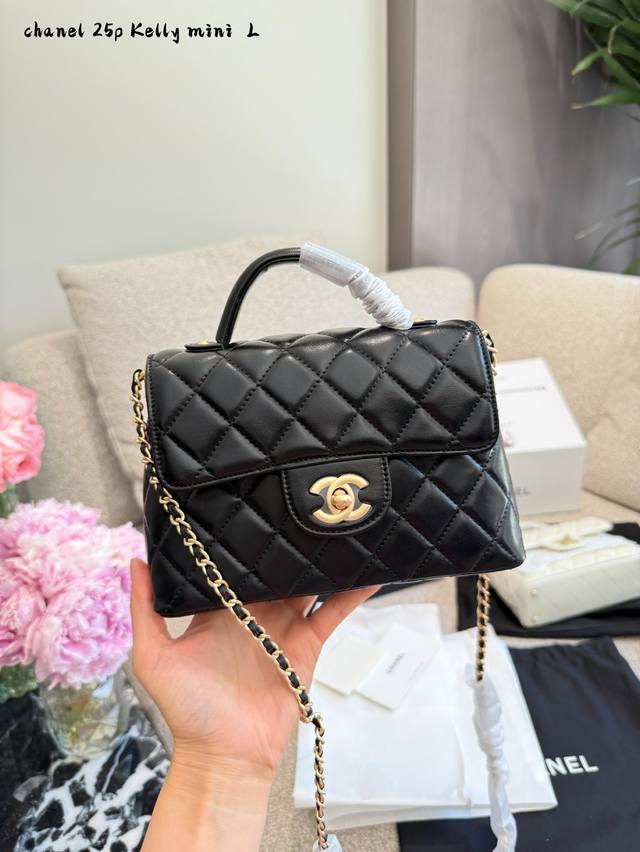 Chanel 25P新款手柄Kelly 方版黑金▼ 25P Kelly 实物真的很美，很复古国包底跟经典Kelly-样有四个底钉，可以很好保护底部;手提、单肩，