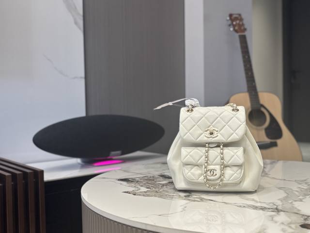 配盒 Size:18*20Cm 小香家 Duma 双肩包 包包质感超好! 淡金色金属!羊皮! 本季最可爱的双肩包 单肩 双肩手提 配盒 Size:18*20Cm 小香家 Duma 双肩包 包包质感超好! 淡金色金属!羊皮! 本季最可爱的双肩包 单肩 双肩手提