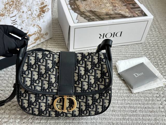 配盒 Size：24*17Cm D家 新款邮差 真的太好看了！ 自重很轻！超级好看！ 男女均！ 搜索Dior 迪奥 邮差包