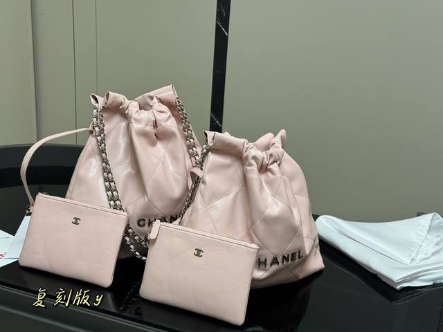 无盒 升级版 Size：38Cm 35Cm 太好搭配了呜呜呜 Chanel 22Bag更酷哦！ 升级后皮子摸着更舒服 更雾面哑光一点 软软糯糯的质感超级舒服 搜