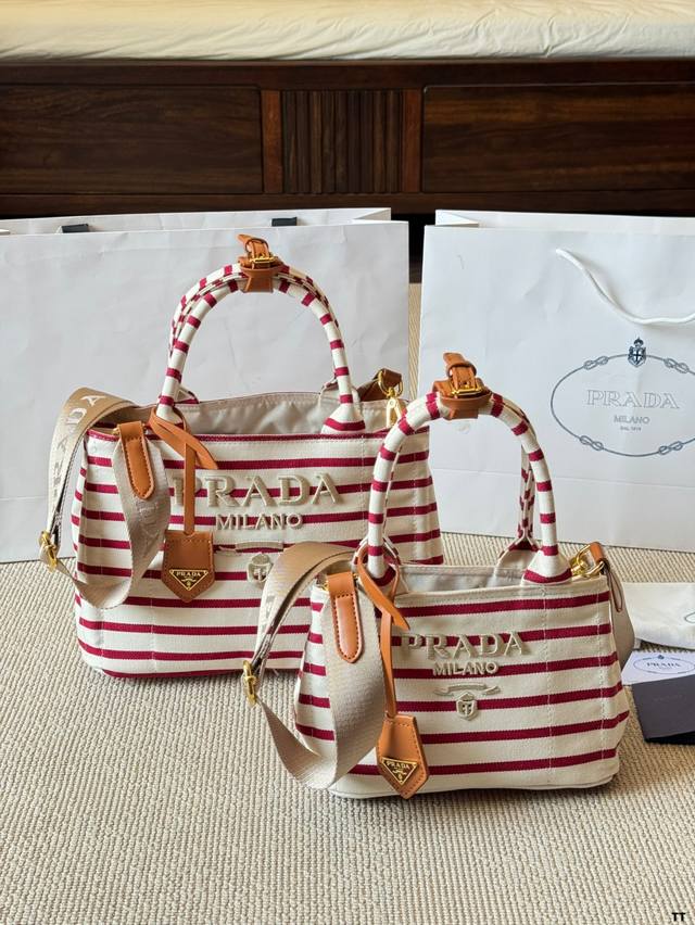 Prada新款 牛仔托特包~ 又到新宠儿Pra夏日度假系列来袭，高级时髦又精致的托特包，全牛气材质搭配手腕毛榉木，太绝啦颜值敲击高，立马种草呐~超适合夏季度假