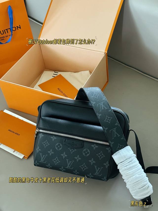 配盒 Size：25*18Cm L家 Outdoor 邮差包 涂层帆布材质， 配有中宽带、 巨头之一Outdoor 这款无遗可咸可甜，百搭绝不出错