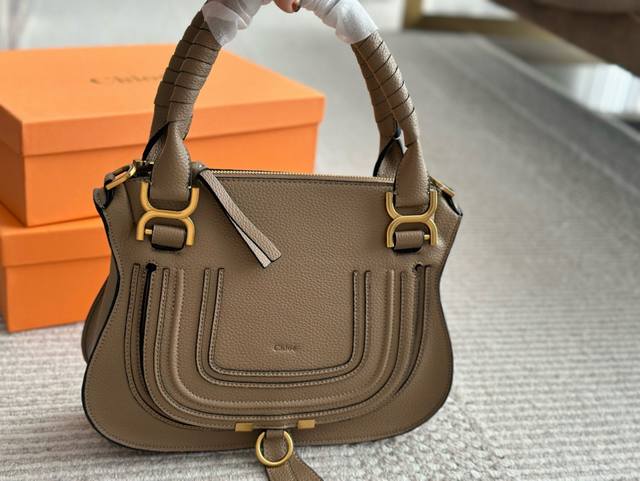 牛皮 配盒 Size:30*24 Cm Chloe的手提马鞍包 翻毛皮 流苏 铆钉 马蹄扣 融入时髦的元素! 复古高级! 牛皮 配盒 Size:30*24 Cm Chloe的手提马鞍包 翻毛皮 流苏 铆钉 马蹄扣 融入时髦的元素! 复古高级!