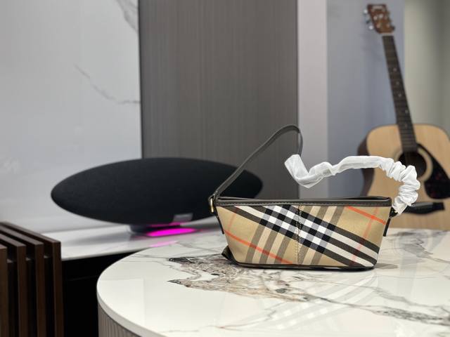 配盒 Size：20*9Cm 巴宝莉法棍Hobo 这款背包以标志性Burberry Trench风衣的独创面料作为灵感来源， 采用与棉质嘎巴甸同为密织结构的柔韧