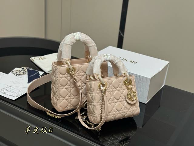 配折叠盒 尺寸：20*18Cm 17*13Cm 高品版.升级出货 迪奥 戴妃羊皮 每个颜色真的太好看啦 春节是不是都需要它！