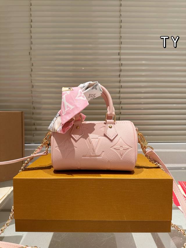 牛皮版本 丝巾 Lv Speedy 16Cm枕头包 无论版型 内里和专柜毫无差别 真正原版复刻 内里可拆卸 火遍全球的爆款机场大包 机车女神包 明星同款 贵气而