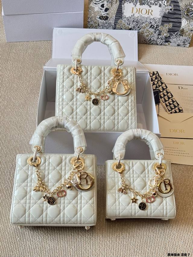 原单版本 漆皮 |全套包装Dior 迪奥戴妃包| Dior Lady羊皮绝美手袋 真的是太美了 好Lady风 五金好漂亮 好适 肩带可调节!爱了爱了! 尺寸:2 原单版本 漆皮 |全套包装Dior 迪奥戴妃包| Dior Lady羊皮绝美手袋 真的是太美了 好Lady风 五金好漂亮 好适 肩带可调节!爱了爱了! 尺寸:2