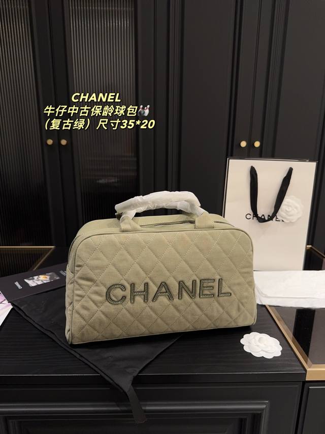 尺寸35.20 香奈儿Chanel牛仔中古保龄球包 运动线系列的包包超爱，各样的款式都，这么美貌又功能爆棚的包包，我觉得即使男朋友不给入手，自己也要入手一款，真