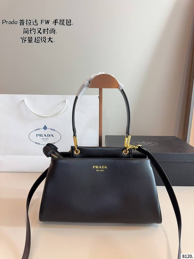 配礼盒. 普拉达Prada Hobo单肩包. 多种背法太可了 手提 斜挎腰包 单肩 真的是想怎么搭配就怎么搭配 这绝对是日常出街实用频率最高的一款包 敲级无敌的