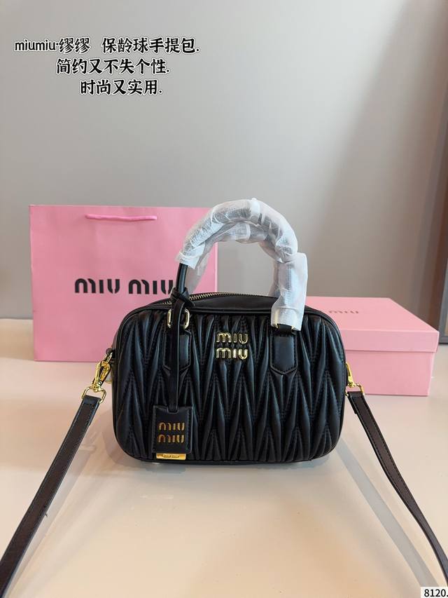 配礼盒 缪缪Miumiu 褶皱保龄球包 质感爆棚的美 上身真的太太太有质感啦 日常逛街不要太吸晴 尺寸：25*7*16Cm