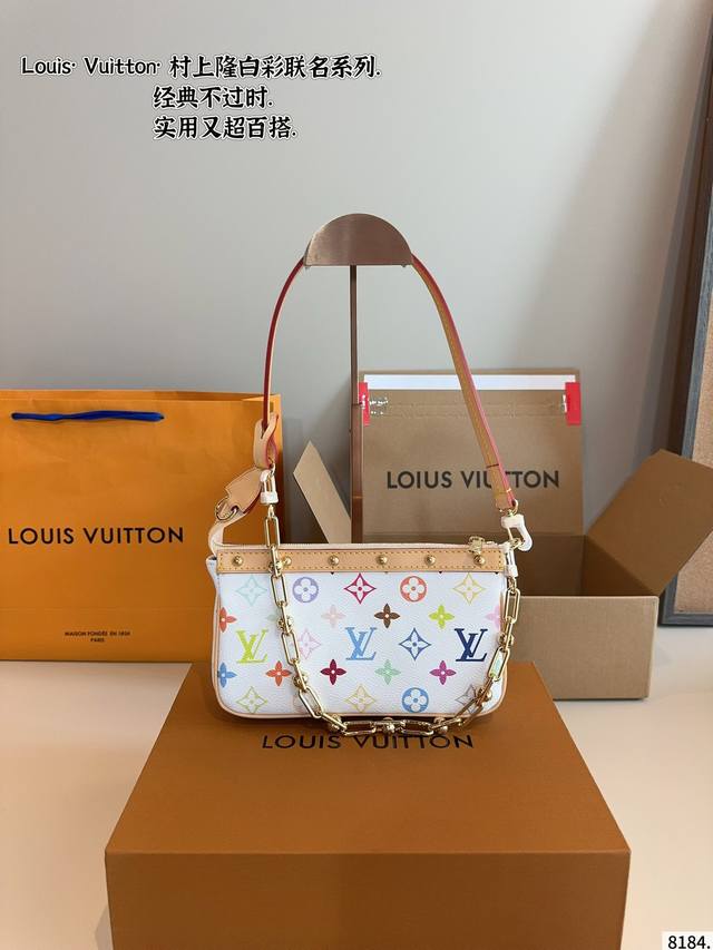 配礼盒. Lv白三彩链条腋下. 这次和村，上隆的联名确实有-股闪回千禧年代的古早魅力现实和过去时髦新旧交替的无缝穿插着 巧妙回溯1930年代的装饰艺术风格设计。