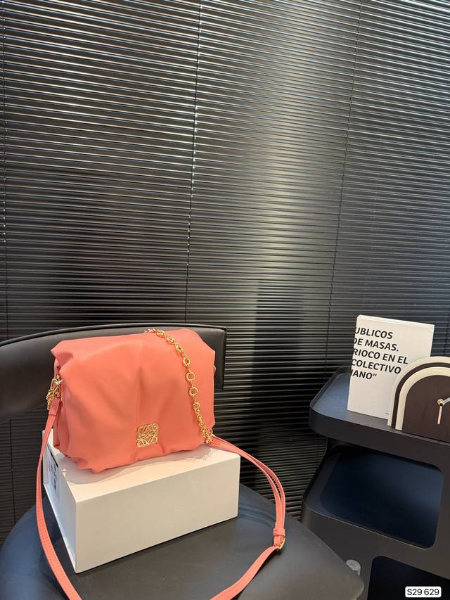 配折叠盒子 Loewe秋冬时髦住了 罗意威面包包 是圆鼓鼓的设计很可爱，面包包填充了摸起来超级舒服 搭配了金属短链条又很时髦！尺寸：25 21 货号629