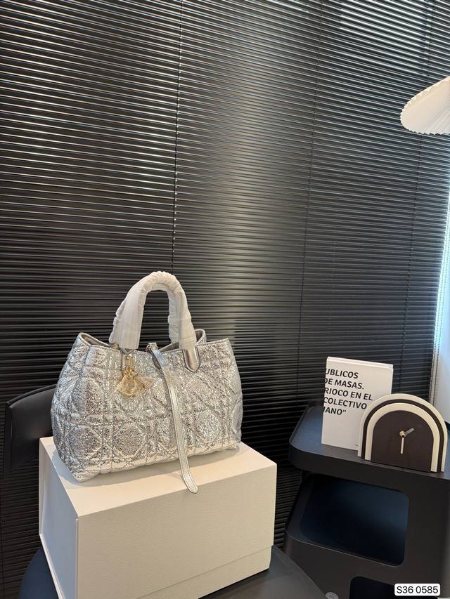 配折叠盒子 今日随性 法式街头 迪奥托特新款女包 快来选一个 Jisoo 智秀同款 超大空间容量内附零钱夹 手拎 腋下 Get~ 尺寸:27 20 货号0585 配折叠盒子 今日随性 法式街头 迪奥托特新款女包 快来选一个 Jisoo 智秀同款 超大空间容量内附零钱夹 手拎 腋下 Get~ 尺寸:27 20 货号0585