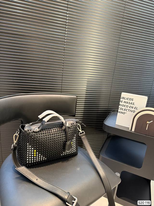 Fendi 芬迪小怪兽By The Way系列 Soft 铆钉款 小恶魔 手提包 枕头包 百搭到没朋友 就是酷 时尚感超强 辦识度很高 方方正正很能装，上身也帅