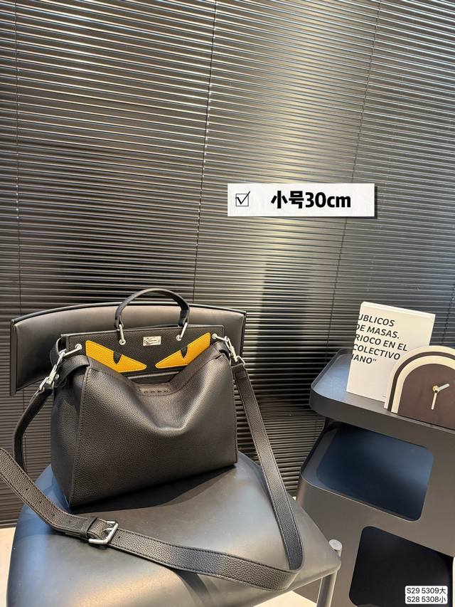 大号 小号 Fendi芬迪 Peekaboo 小恶魔眼睛图案 小猫包 托特包Tote包购物袋公文包手提包 超级酷芬迪家族灵魂之作 瞬间提升气场 容量非常大 日常