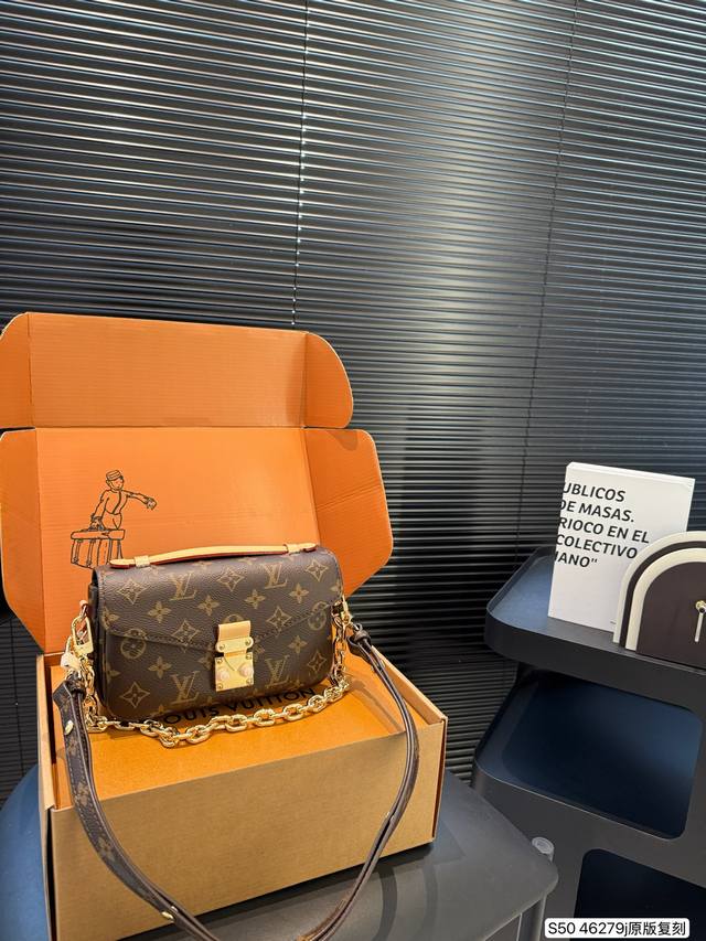 配飞机盒折叠盒子 原版复刻 钢五金 Lv 新款邮差包 爆款到不能更爆的邮差包 Metis手袋 非常高级 皮料软硬刚好，尺寸： 21 13 货号46279J