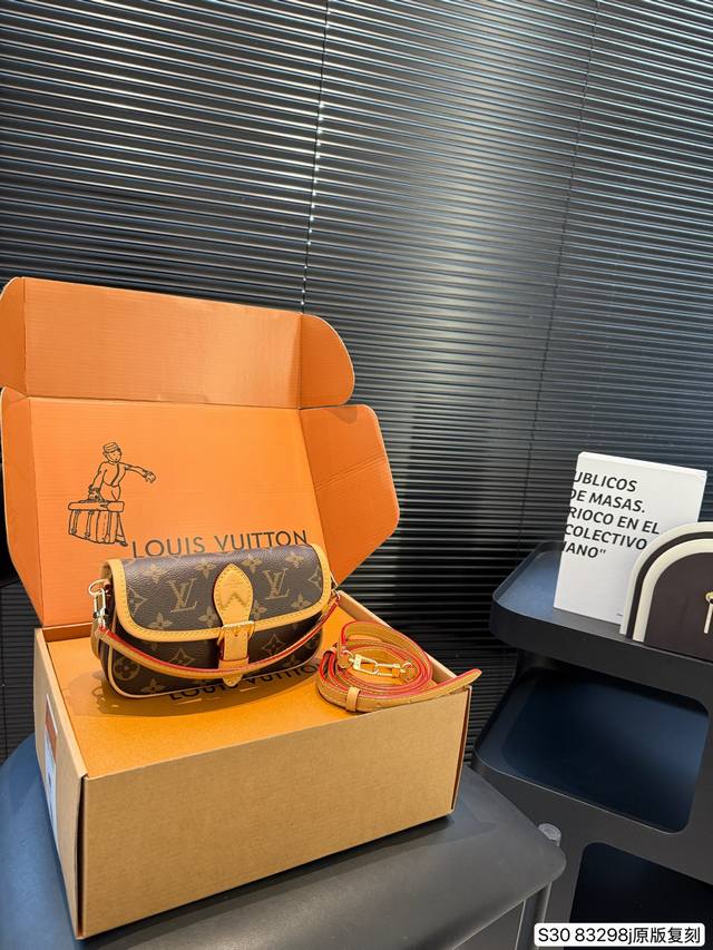 配飞机盒折叠盒子 迷你Lv法棍包 原版复刻 全钢五金 上身简单又舒服 源自中古包 Sologne 的改良版 整体保留了简洁的包身造型 一根肩带升级成了两根肩带