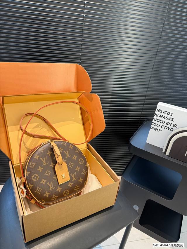 顶级原版复刻 全钢五金 芯片验证配飞机盒折叠盒子 Lv 超人气 超可爱 的驴家 圆饼包 简直太好看了 致敬传统细节 圆润立体讨巧可人 这款真的超动心 原版皮系列 顶级原版复刻 全钢五金 芯片验证配飞机盒折叠盒子 Lv 超人气 超可爱 的驴家 圆饼包 简直太好看了 致敬传统细节 圆润立体讨巧可人 这款真的超动心 原版皮系列