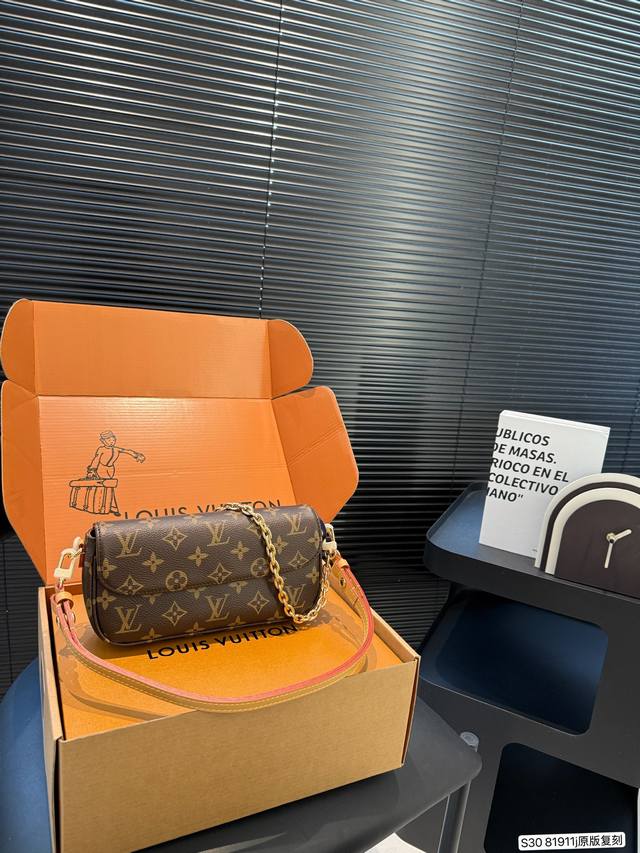 配飞机盒折叠盒子 原版复刻 全钢五金 Lv腋下包斜挎包 又酷又飒低调的奢华 可盐可甜 极致美感 绝美女孩就是你 尺寸：22.5 12 货号81911J