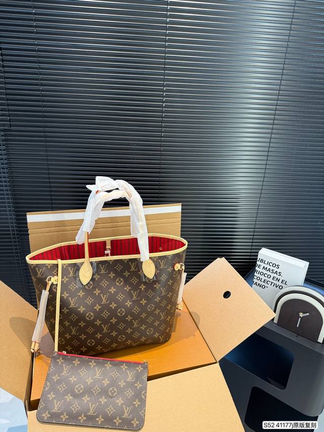 配飞机盒折叠盒子顶级原版复刻 芯片全钢五金 Lv Neverfull 购物袋！入门级的款式哦！绝对的终身款！此物经典不言而喻！街拍和实用都是非常Nb的选择！尺寸
