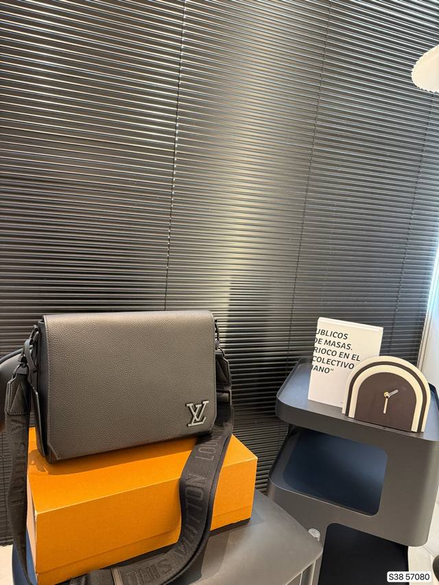 配折叠盒子 Lv爆款男士邮差包 经典永恒。优雅低调的外形设计和宽敞的包身更加入了实用性。尺寸27 22 货号57080