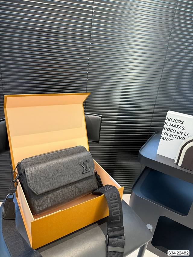 配折叠盒子 男包推荐，Lv 男士邮差包！内外两层空间，外侧翻盖，内侧拉链，容量比较足够，完全满足日常生活休闲，值得入手！ 尺寸：25 18 货号22482