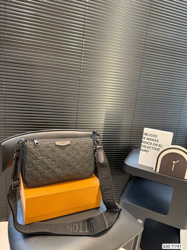 Lv麻将包 男包以俊朗笔触重绎1990年代的经典设计。充裕拉链主隔层和内袋实现有序收纳，名牌和金属件完善考究细节。可拆卸并调节的织物肩带实现肩背和斜挎。尺寸：2