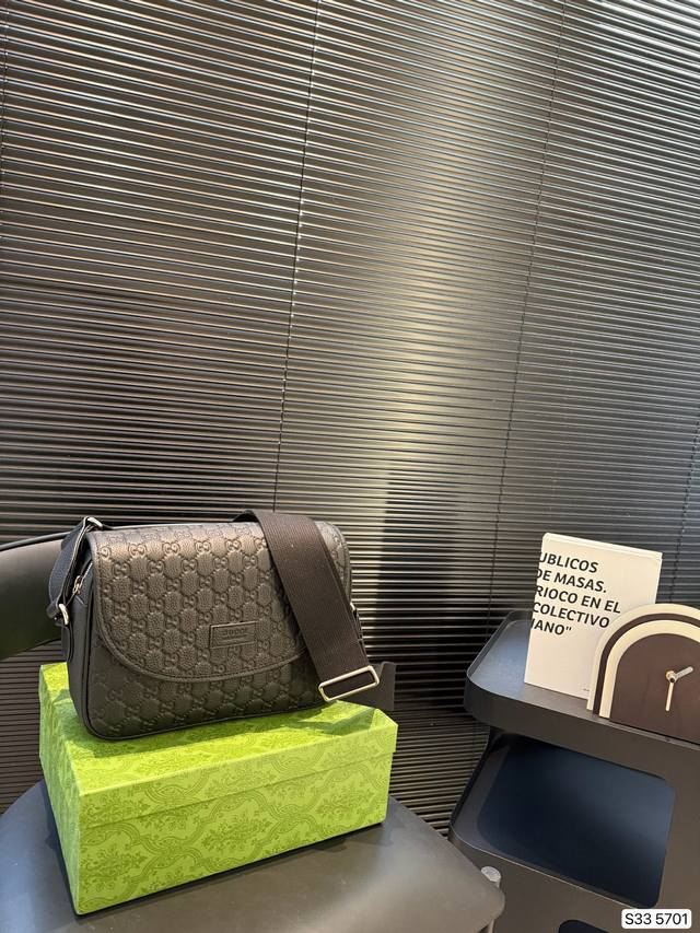 配盒子 酷奇邮差包!男士邮差 简单的搭配就很帅气! 不容易撞包的款式 尺寸27 21 货号5701 配盒子 酷奇邮差包!男士邮差 简单的搭配就很帅气! 不容易撞包的款式 尺寸27 21 货号5701