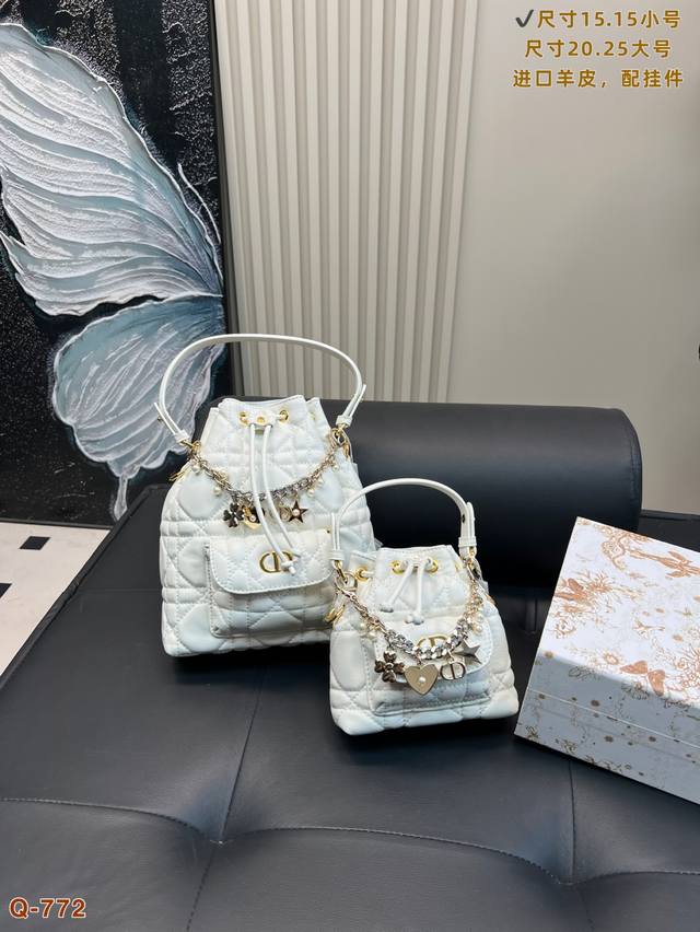 配折叠盒 Dior 迪奥水桶包 进口羊皮配挂件 顶级做工 颜值兼备 不能被超越 时尚美女首选 值得推荐全力最新美腻之作 实在是太好看啦 肩背斜挎完美噢 贵族气息