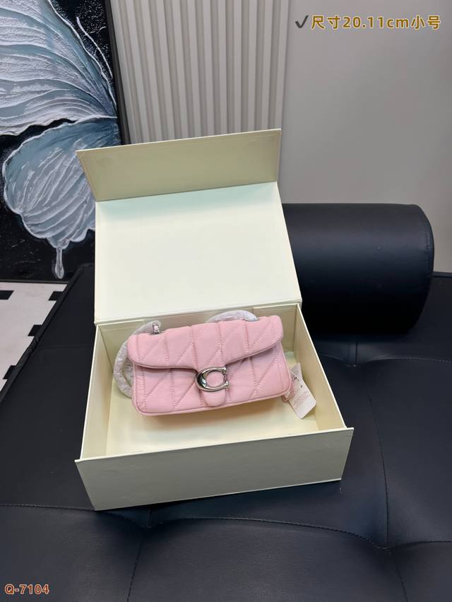 配折叠盒 蔻驰酒神新品 全新配色 Quilted Tabby链条版 Tabby 这你能忍住?? 满满的小细节. 尺寸:20.11 26.14Cm 配折叠盒 蔻驰酒神新品 全新配色 Quilted Tabby链条版 Tabby 这你能忍住?? 满满的小细节. 尺寸:20.11 26.14Cm