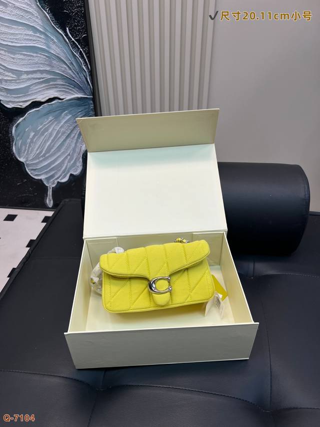 配折叠盒 蔻驰酒神新品 全新配色 Quilted Tabby链条版 Tabby 这你能忍住？？ 满满的小细节. 尺寸：20.11 26.14Cm