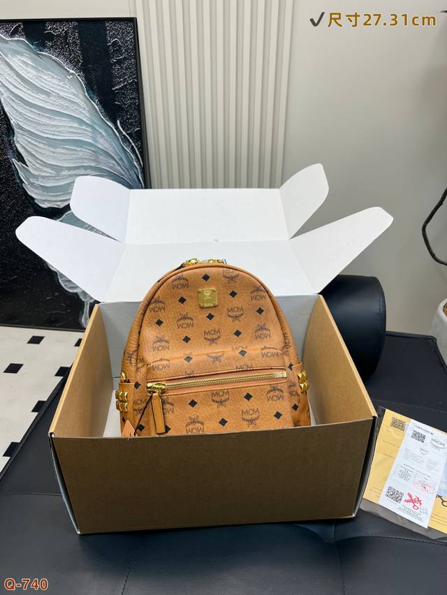 配礼盒 升级版Mcm双肩包 巧妙的丝印效果， 立体而自然， 以中轴为对称中心线的上线倒向对称， 十分完整完美， 尤其包型 超有弧度感的！ 尺寸27.31Cm