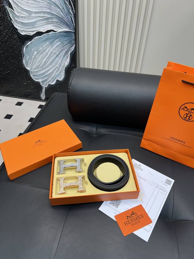 升级版 双头 爱马仕 ！！ 高版本 腰带 嘿哈 原单牛皮皮带～热门款 皮带里面最火的啦～质量很好 全套包装！五金绝对不褪色 皮带头和专柜一样的哦～ 配礼盒手提袋