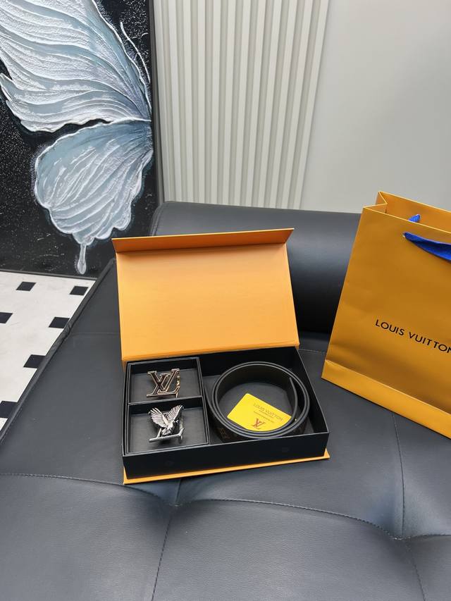 升级版 双头 Lv ！！ 高版本 腰带 嘿哈 原单牛皮皮带～热门款 皮带里面最火的啦～质量很好 全套包装！五金绝对不褪色 皮带头和专柜一样的哦～ 配礼盒手提袋发