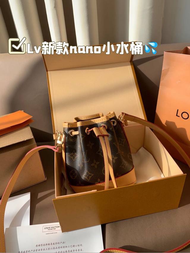 礼盒包装 Lv新款Nano小水桶这只小可爱真的太心水啦 包型太经典啦但是谁能拒绝这样迷你滴尺寸又做的一应俱全呢？ 1新款对比老款多了一个厚厚滴小手柄就实用很多