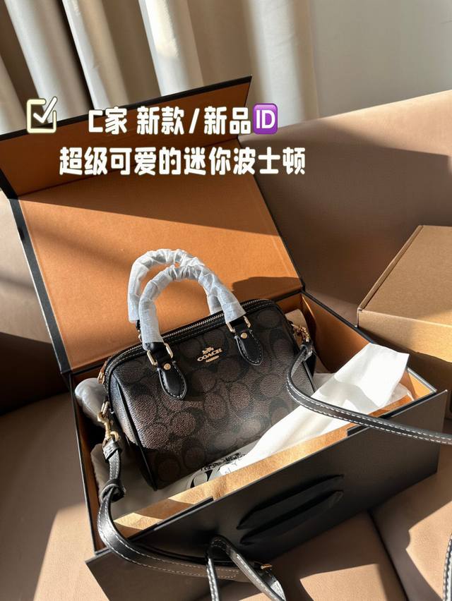 折叠礼盒飞机盒 C家 新款 新品 超级可爱的迷你波士顿 经典的小号的 Size 小小的身体，大大的容量！ 搜索Coach 枕头包 尺寸 18*12