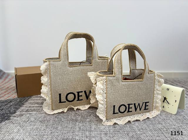罗意威编织托特包 Paulas's 1Biza 夏日海岛系列推出了草编托特包包巧妙融合了托特的商务之前线条和草编的夏日风情，加上Loewe粗体大Logo 真的很